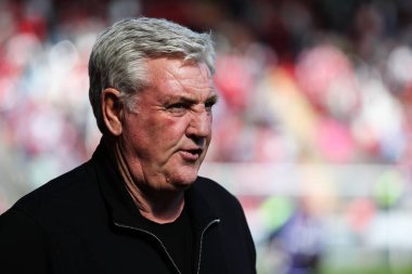 Steve Bruce, 5 Nisan 2025 'te İngiltere' nin Rotherham Stadyumu 'nda oynanan Sky Bet 1 karşılaşmasında Blackpool' un baş antrenörü Rotherham United 'a karşı.