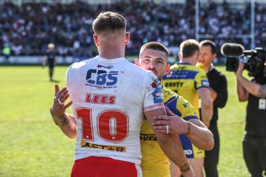 St. Helens 'ten Matty Lees, 6 Nisan 2025' te İngiltere 'nin Warrington kentinde oynanan Betfred Challenge Cup Quarter Final Maçı' nda Warrington Wolves - St Helens maçında Warrington Wolves 'dan Danny Walker' ı kucaklıyor.