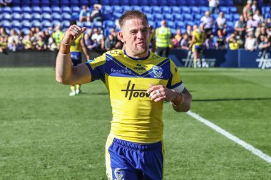 Warrington Wolves takımından Matt Dufty, 6 Nisan 2025 'te Halliwell Jones Stadyumu, Warrington, Birleşik Krallık' ta oynanan Betfred Challenge Kupası çeyrek final maçında galibiyeti kutluyor.