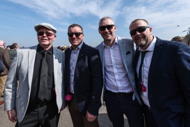 Randox Grand National 2025 Kadınlar Günü 'nde yarışçılar Aintree Yarış Pisti, Liverpool, Birleşik Krallık, 4 Nisan 2025