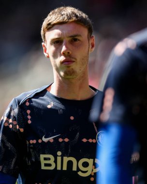 Chelsea 'den Cole Palmer, Premier Lig karşılaşmasından önce 6 Nisan 2025' te Londra 'daki Gtech Community Stadyumu' nda Brentford Chelsea 'ye karşı ısınıyor.