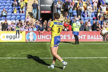Warrington Wolves 'tan Matty Ashton, Betfred Challenge Cup Quarter Final Maçı' nda taraftarları alkışlıyor. Warrington Wolves, St. Helens 'e karşı Halliwell Jones Stadyumu, Warrington, 6 Nisan 2025