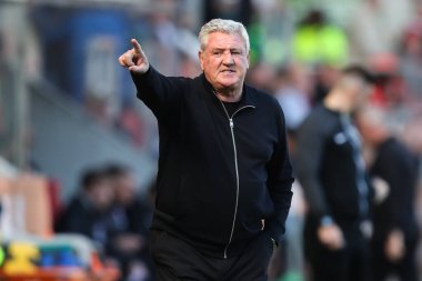 Steve Bruce, Blackpool 'un baş antrenörü, 5 Nisan 2025' te İngiltere 'nin Rotherham Stadyumu' nda oynanan Sky Bet 1 maçında oyuncularına talimat verir.
