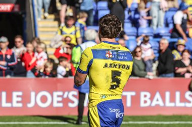 Warrington Wolves 'tan Matty Ashton, Betfred Challenge Cup Quarter Final Maçı' nda taraftarları alkışlıyor. Warrington Wolves, St. Helens 'e karşı Halliwell Jones Stadyumu, Warrington, 6 Nisan 2025