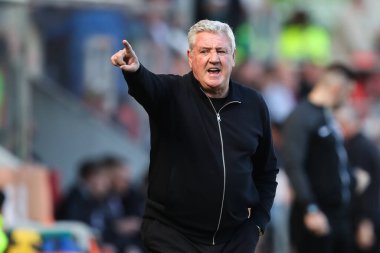 Steve Bruce, Blackpool 'un baş antrenörü, 5 Nisan 2025' te İngiltere 'nin Rotherham Stadyumu' nda oynanan Sky Bet 1 maçında oyuncularına talimat verir.