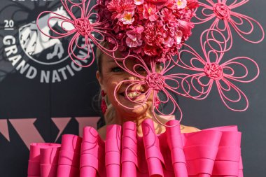 Bayanlar, Randox Grand National 2025 Bayram Günü 'nde İngiltere' nin Liverpool kentindeki Aintree Hipodromu 'na gelir.