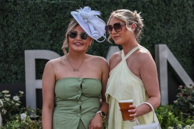 Bayanlar, Randox Grand National 2025 İkinci Gün Kadınlar Günü 'nde Aintree Yarış Pisti, Liverpool, Birleşik Krallık' a geldiler.