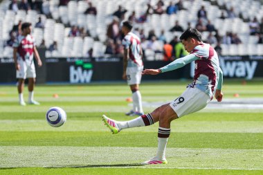West Ham United takımından Edson Alvarez, 5 Nisan 2025 'te Londra' daki Londra Stadyumu 'nda oynanan Premier League maçından önce ısındı.