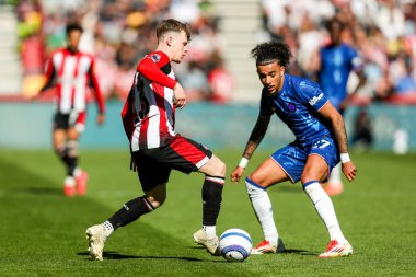 Brentford 'dan Keane Lewis-Potter, Premier League karşılaşmasında Chelsea' den Malo Gusto 'nun baskısı altında. Brentford Chelsea' ye karşı Gtech Community Stadyumu, Londra, İngiltere, 6 Nisan 2025