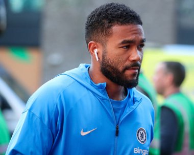 Chelsea 'den Reece James, Premier League maçından önce Londra' daki Gtech Community Stadyumu 'nda Brentford' a karşı Chelsea maçında Gtech Community Stadyumu 'na geldi.