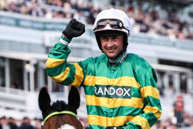 Jonbon 'daki Nico De Boinville, 4 Nisan 2025' te Aintree Yarış Pisti 'nde düzenlenen Randox Grand 2025 Kadınlar Günü' nde Emeklilik Uzmanı Melling Chase 'i kazanmasını kutluyor.