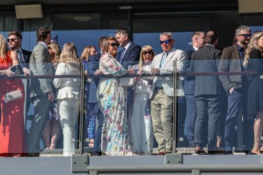 Yarışçılar 5 Nisan 2025 'te Aintree Yarış Pisti, Liverpool' da düzenlenen Randox Grand National 2025 Ulusal Günü 'nde Aintree' ye vardılar.