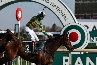 MP Walsh tarafından binilen ve Willie Mullins tarafından eğitilmiş olan beyefendi De Mee, Birleşik Krallık 'ın Liverpool şehrinde düzenlenen Randox Grand National 2025 Kadınlar Yarış Günü sırasında İngiltere' nin Prostat Destekleyici Prostat Kanseri Topham Handikap Chase yarışını kazandı.