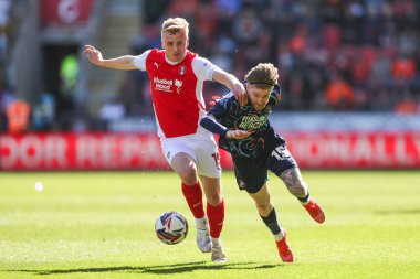 Rotherham United takımından Louie Sibley, Blackpool takımından Hayden Coulson 'ı 5 Nisan 2025' te New York Stadyumu 'nda oynanan 1.