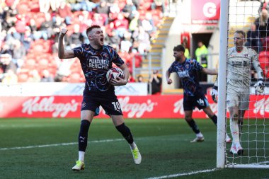 Blackpool 'dan Sonny Carey, 5 Nisan 2025' te New York Stadyumu 'nda oynanan Sky Bet Ligi 1 maçında 1-1' lik galibiyetini kutluyor.