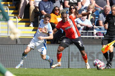 Luton Town 'dan Amari Bell, 5 Nisan 2025' te Luton Road, Luton, Birleşik Krallık 'ta Luton Town - Leeds United maçında Leeds United ile oynanan Sky Bet Şampiyonası karşılaşmasında Leeds United' tan Daniel James 'in topunu kazandı.