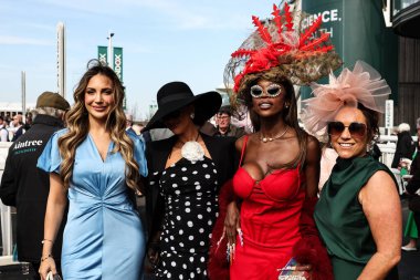 Randox Grand National 2025 Kadınlar Günü 'nde yarışçılar Aintree Yarış Pisti, Liverpool, Birleşik Krallık, 4 Nisan 2025