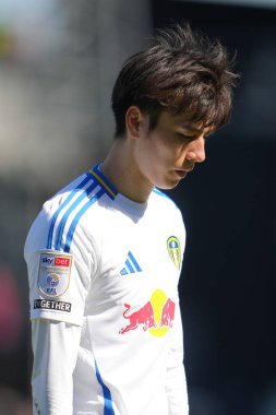 Leeds United takımından Ao Tanaka, Luton Town - Leeds United maçından sonra 5 Nisan 2025 'te Lutworth Road, Luton, İngiltere' de karşılaştı.