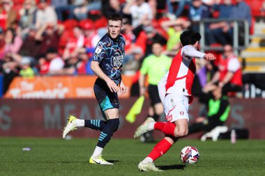 Blackpool 'dan Sonny Carey, 5 Nisan 2025' te İngiltere 'nin Rotherham Stadyumu' nda oynanan Sky Bet 1 karşılaşmasında topla ileri gidiyor.