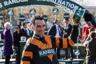 Patrick Mullins, 5 Nisan 2025 'te Aintree Yarış Pisti, Liverpool' da düzenlenen Randox Grand National 2025 Ulusal Günü 'nde Büyük Ulusal Kupayı kaldırdı.