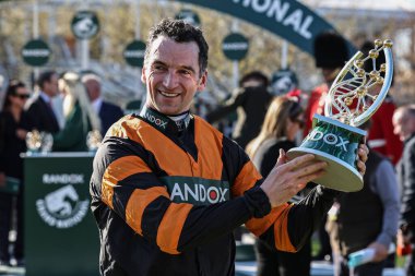 Patrick Mullins, 5 Nisan 2025 'te Aintree Yarış Pisti, Liverpool' da düzenlenen Randox Grand National 2025 Ulusal Günü 'nde Büyük Ulusal Kupayı kaldırdı.