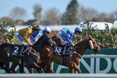 Charlie Maggs 'in sürdüğü rıhtıma yanaşan Michael Nolan' ın sürdüğü İmparatorluk Azizi, 5 Nisan 2025 'te Aintree Yarış Pisti, Liverpool' da düzenlenen Randox Grand National 2025 Ulusal Günü 'nde yarışacak.