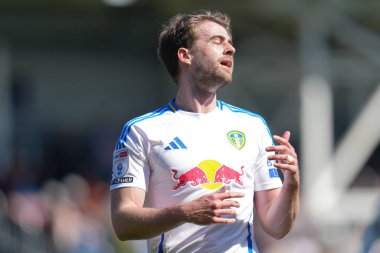 Leeds United takımından Patrick Bamford, 5 Nisan 2025 'te İngiltere' nin başkenti Luton Road 'da oynanan Luton Town - Leeds United maçında kaçırılan şansa tepki gösterdi.
