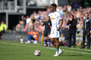 Leeds United takımının Jnior Firpo 'su Luton Town - Leeds United maçında 5 Nisan 2025' te Kenilworth Road, Luton, İngiltere 'de karşılaştı.