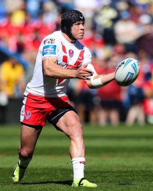 St. Helens takımından Jonny Lomax, 5 Nisan 2025 'te İngiltere' nin Warrington şehrindeki Halliwell Jones Stadyumu 'nda oynanan Betfred Challenge Kupası çeyrek final maçında pas veriyor.