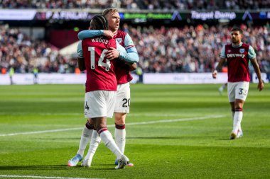 West Ham United takımından Jarrod Bowen, 5 Nisan 2025 'te Londra Stadyumu' nda oynanan Premier League maçında West Ham United 'a karşı Bournemouth maçında takım arkadaşlarıyla yaptığı maçı 2-1 kazanarak kutluyor.