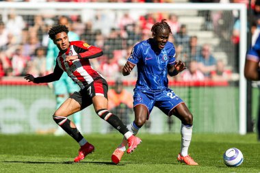 Brentford 'dan Kevin Schade Premier Lig karşılaşmasında Chelsea' den Trevoh Chalobah ile Gtech Community Stadyumu 'nda 6 Nisan 2025' de oynanan karşılaşmada top için mücadele ediyor.