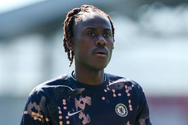 Chelsea 'den Trevoh Chalobah, Premier League maçından önce 6 Nisan 2025' te Londra 'daki Gtech Community Stadyumu' nda Brentford Chelsea 'ye karşı ısınıyor.
