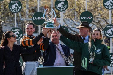 Patrick Mullins, Stewart Andrews ve Willie Mullins, 5 Nisan 2025 'te Aintree Yarış Pisti' nde düzenlenen Randox Grand National 2025 Ulusal Günü 'nde Grand National Trohpy' yi kaldırdılar.