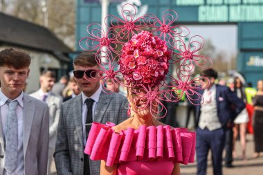 Bayanlar, Randox Grand National 2025 İkinci Gün Kadınlar Günü 'nde Aintree Yarış Pisti, Liverpool, Birleşik Krallık' a geldiler.