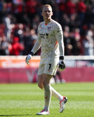 Rotherham United takımından Cameron Dawson 5 Nisan 2025 'te New York Stadyumu' nda oynanan Rotherham United - Blackpool maçında