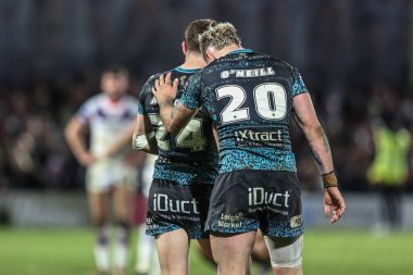 Leopar Leoparlar 'dan Bailey Hodgson ve Leopar Leopar' dan Robbie Mulhern, Birleşik Krallık 'ın Wakefield Stadyumu, Wakefield, 4 Nisan 2025' de oynanan Betfred Challenge Kupası çeyrek final maçında kazandıkları zaferi kutluyorlar.