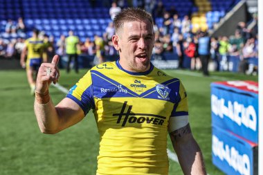 Warrington Wolves takımından Matt Dufty, 6 Nisan 2025 'te Halliwell Jones Stadyumu, Warrington, Birleşik Krallık' ta oynanan Betfred Challenge Kupası çeyrek final maçında galibiyeti kutluyor.