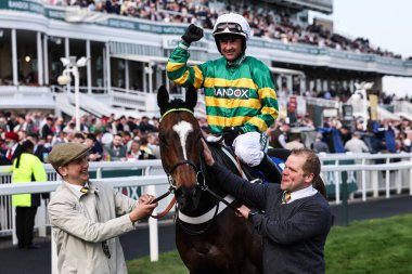 Jonbon 'daki Nico De Boinville, 4 Nisan 2025' te Aintree Yarış Pisti 'nde düzenlenen Randox Grand 2025 Kadınlar Günü' nde Emeklilik Uzmanı Melling Chase 'i kazanmasını kutluyor.