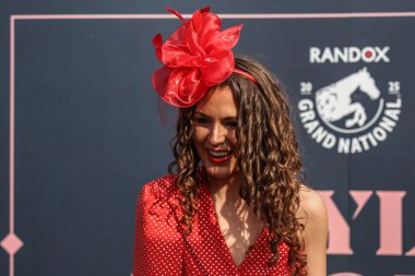 Bayanlar, Randox Grand National 2025 Bayram Günü 'nde İngiltere' nin Liverpool kentindeki Aintree Hipodromu 'na gelir.