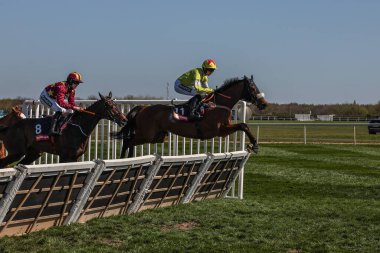 Harry Cobden 'ın sürdüğü Regent' s Stroll, 5 Nisan 2025 'te Aintree Yarış Pisti' nde düzenlenen Randox Grand National 2025 Günü 'nde yarışı önde götürüyor.