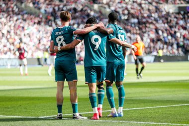 AFC Bournemouth takımından Evanilson, 5 Nisan 2025 'te Londra' daki Londra Stadyumu 'nda oynanan Premier League maçında takım arkadaşlarıyla yaptığı maçı 0-1 kazanarak kutluyor.