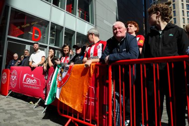 Taraftarlar, Premier League maçından önce Gtech Community Stadyumu 'nun önünde Brentford Chelsea' ye karşı 6 Nisan 2025 'te Londra' daki Gtech Community Stadyumu 'nda oyuncu gelmesini bekliyorlar.