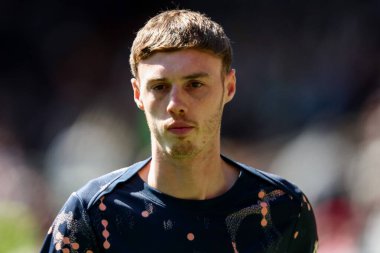 Chelsea 'den Cole Palmer, Premier Lig karşılaşmasından önce 6 Nisan 2025' te Londra 'daki Gtech Community Stadyumu' nda Brentford Chelsea 'ye karşı ısınıyor.