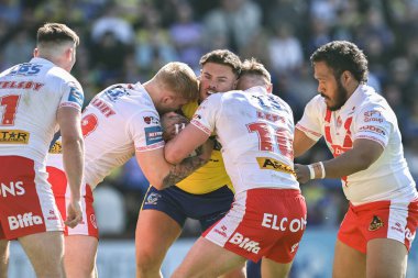 Warrington Wolves 'tan Joe Philbin, St. Helens' ten George Delaney ve St. Helens Challenge Cup Quarter Final Maçı 'nda Warrington Wolves, St. Helens' e karşı Halliwell Jones Stadyumu, Warrington, İngiltere