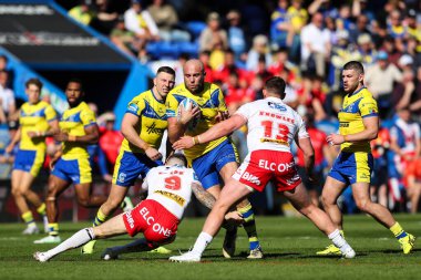 St. Helens 'ten Daryl Clark, Warrington Wolves' tan James Harrison 'ı 5 Nisan 2025' te Halliwell Jones Stadyumu 'nda oynanan Betfred Challenge Kupası çeyrek final maçı sırasında yendi.