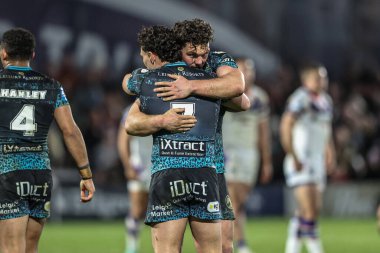Leopar Leoparlar 'dan Robbie Mulhern ve Leopar Leoparlar' dan Lachlan Lam, Birleşik Krallık 'ın Wakefield Stadyumu, Wakefield, 4 Nisan 2025' de oynanan Betfred Challenge Kupası çeyrek final maçında galibiyeti kutluyorlar.