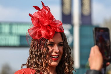 Bayanlar, Randox Grand National 2025 Bayram Günü 'nde İngiltere' nin Liverpool kentindeki Aintree Hipodromu 'na gelir.