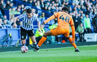 Sheffield 'li Pol Valentn, 5 Nisan 2025' te Sheffield, Sheffield, İngiltere 'de Çarşamba günü Hull City' ye karşı oynanan Gökyüzü İddia Şampiyonası maçında topu aldı.