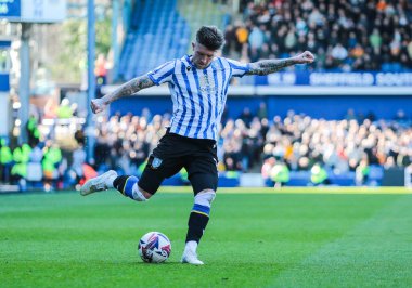 Sheffield Wednesday 'den Josh Windass, 5 Nisan 2025' te Sheffield Çarşamba günü Hillsborough, Sheffield, İngiltere 'de Hull City' ye karşı oynanan Gökyüzü İddia Şampiyonası maçında topu geçiyor.
