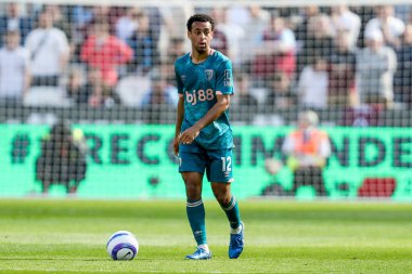 AFC Bournemouth takımından Tyler Adams, Premier League maçında topla koşuyor. West Ham United, Bournemouth 'a karşı, Londra Stadyumu' nda, 5 Nisan 2025.